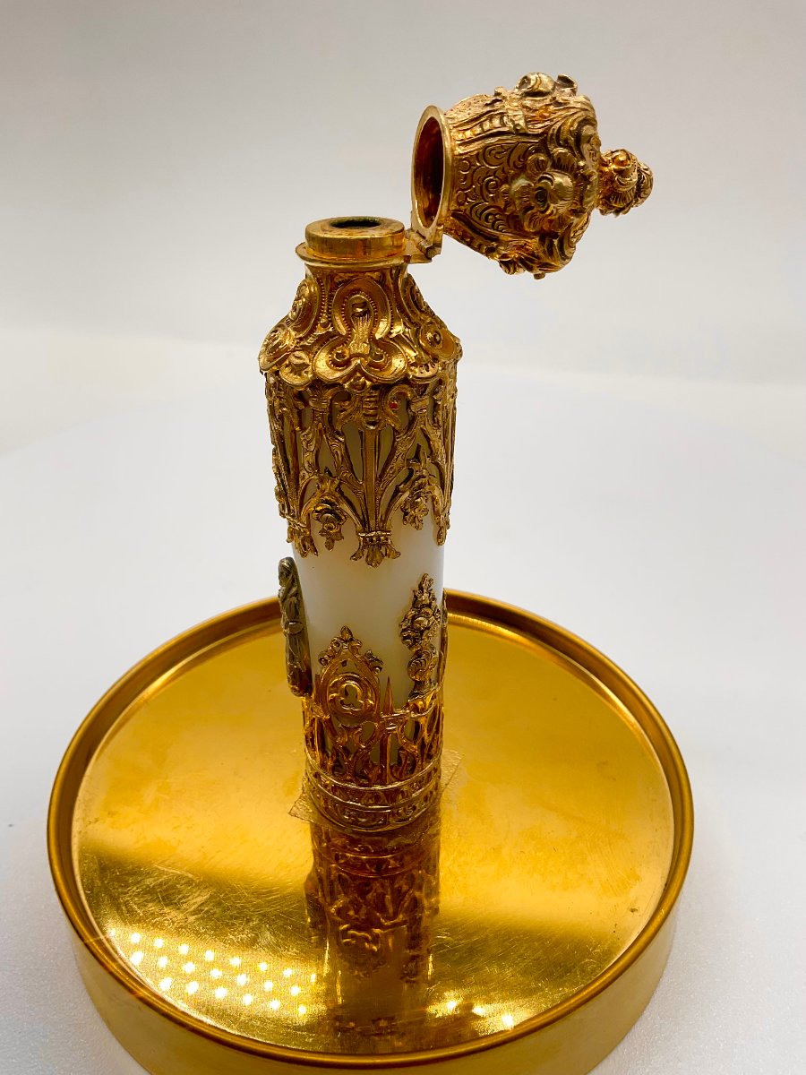 French Charles X Gilt Brass Neogothic Mounted White Opaline Chatelaine Scent Bottle-photo-4