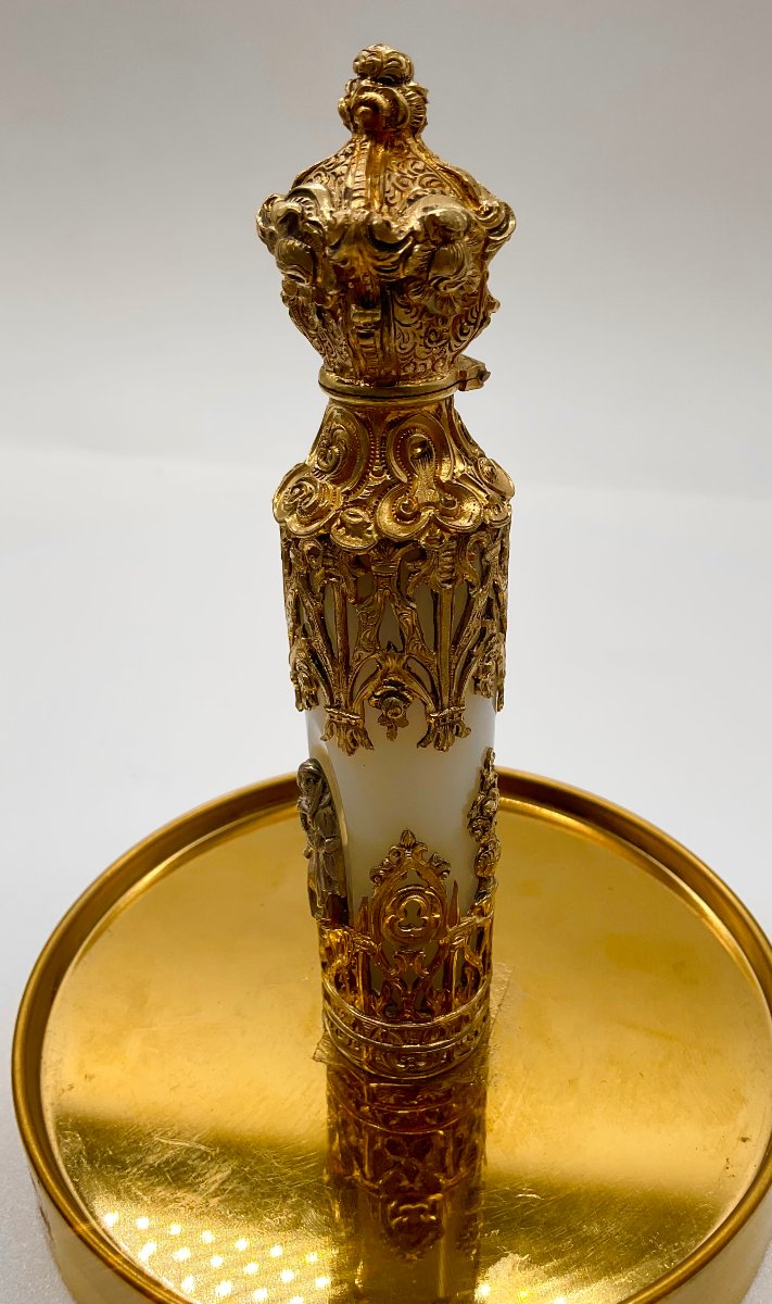 French Charles X Gilt Brass Neogothic Mounted White Opaline Chatelaine Scent Bottle-photo-4