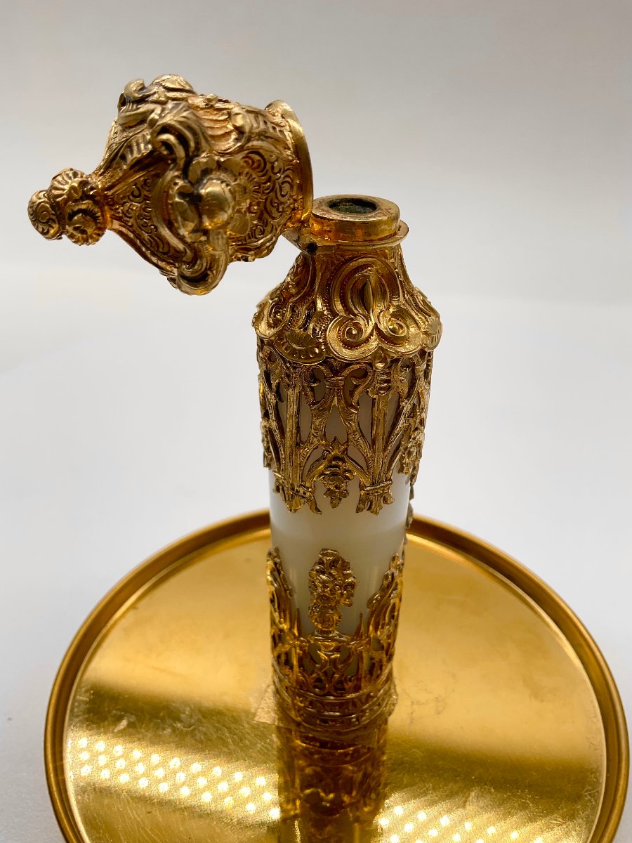 French Charles X Gilt Brass Neogothic Mounted White Opaline Chatelaine Scent Bottle-photo-5