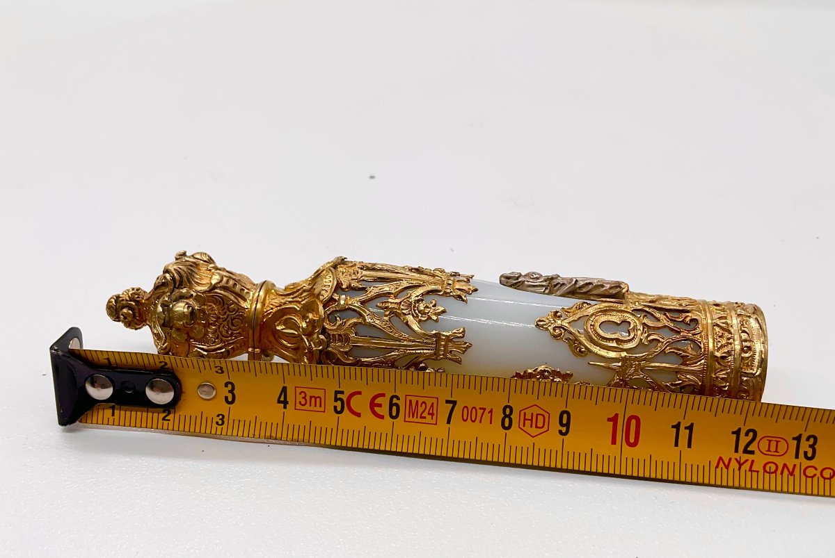 French Charles X Gilt Brass Neogothic Mounted White Opaline Chatelaine Scent Bottle-photo-6