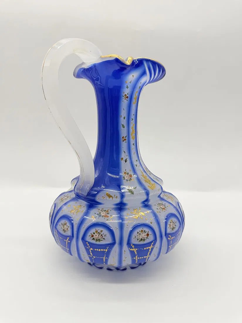 AIGUIÈRE EN CRISTAL DOUBLÉ BLEU DE COBALT À DÉCOR FLORAL ET DORÉ BOHÊME POUR LE MARCHE OTTOMAN-photo-1