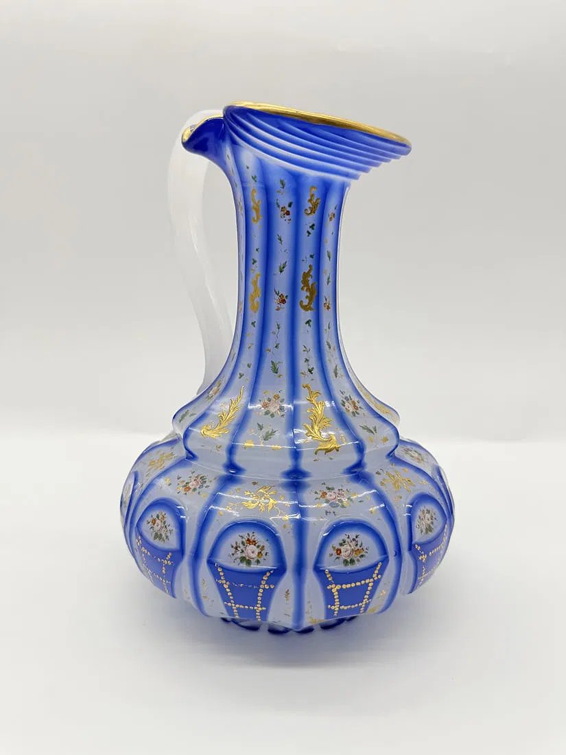 AIGUIÈRE EN CRISTAL DOUBLÉ BLEU DE COBALT À DÉCOR FLORAL ET DORÉ BOHÊME POUR LE MARCHE OTTOMAN-photo-2