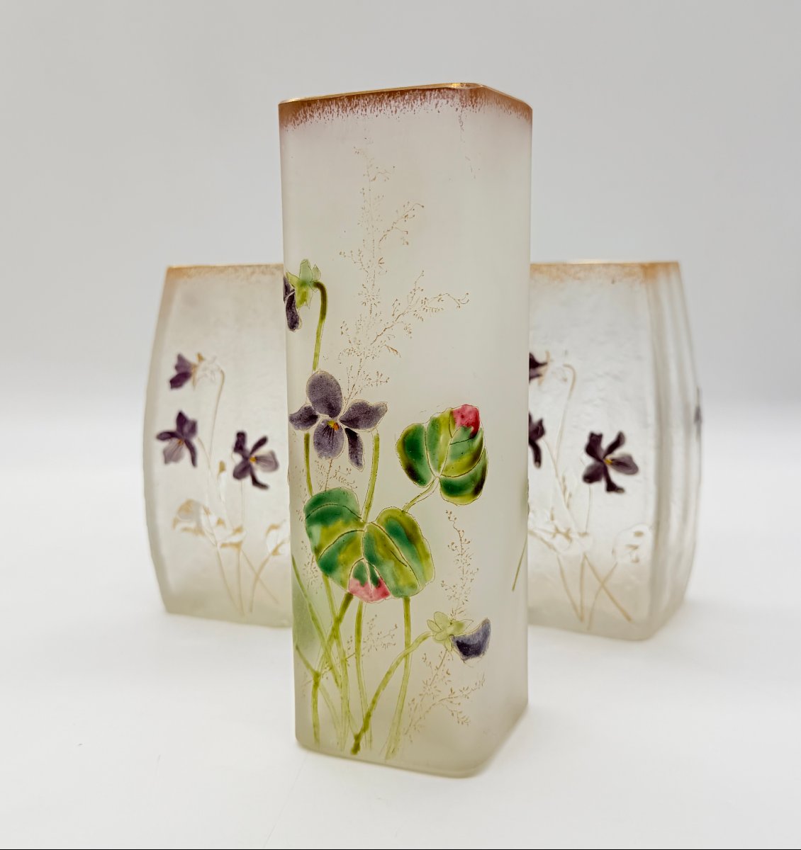 GARNITURE DE DEUX VASES MEPLAT ET UN VASE CYLINDRIQUE ART NOUVEAU À DÉCOR DE VIOLETTES, DAUM -photo-2