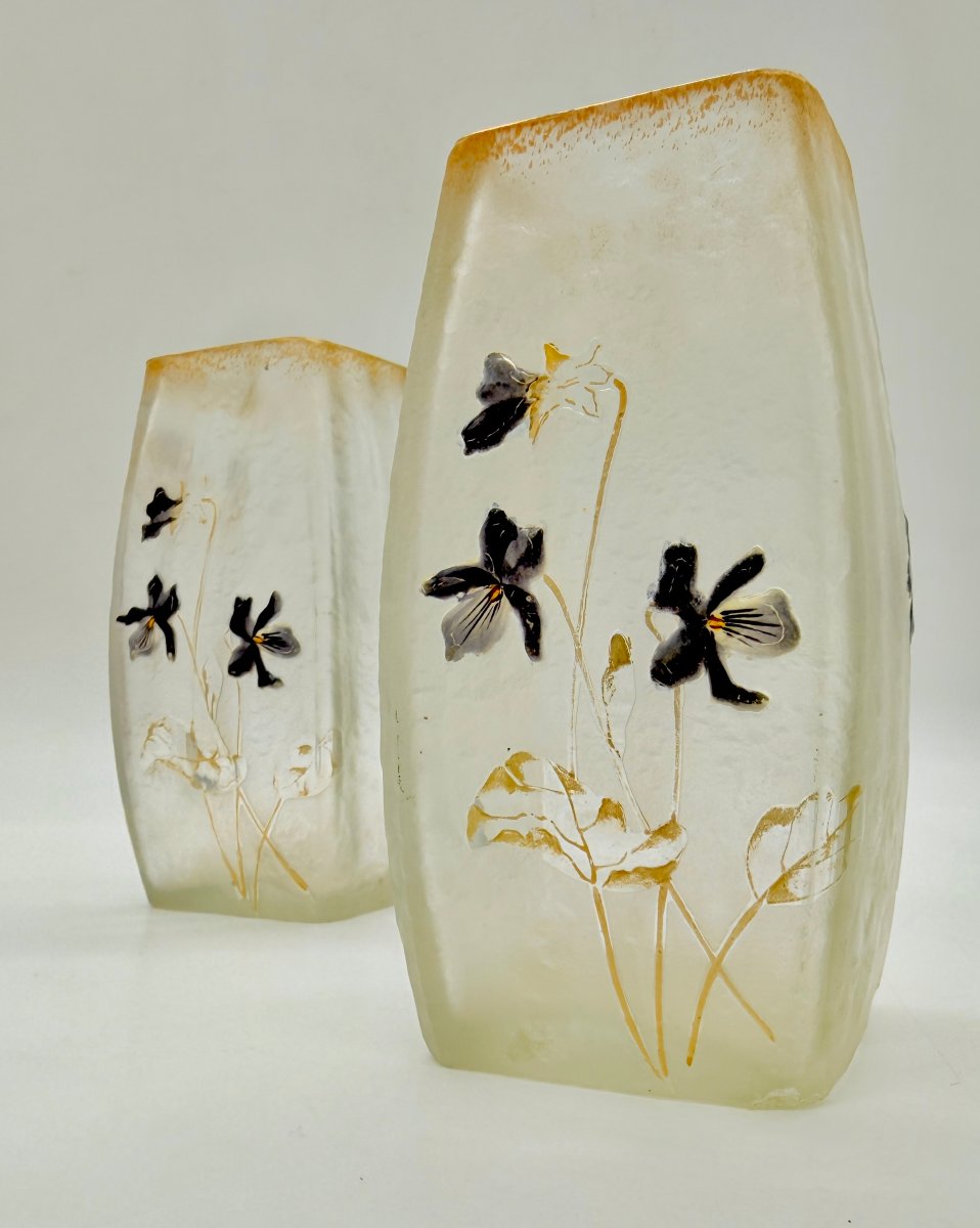 GARNITURE DE DEUX VASES MEPLAT ET UN VASE CYLINDRIQUE ART NOUVEAU À DÉCOR DE VIOLETTES, DAUM -photo-3