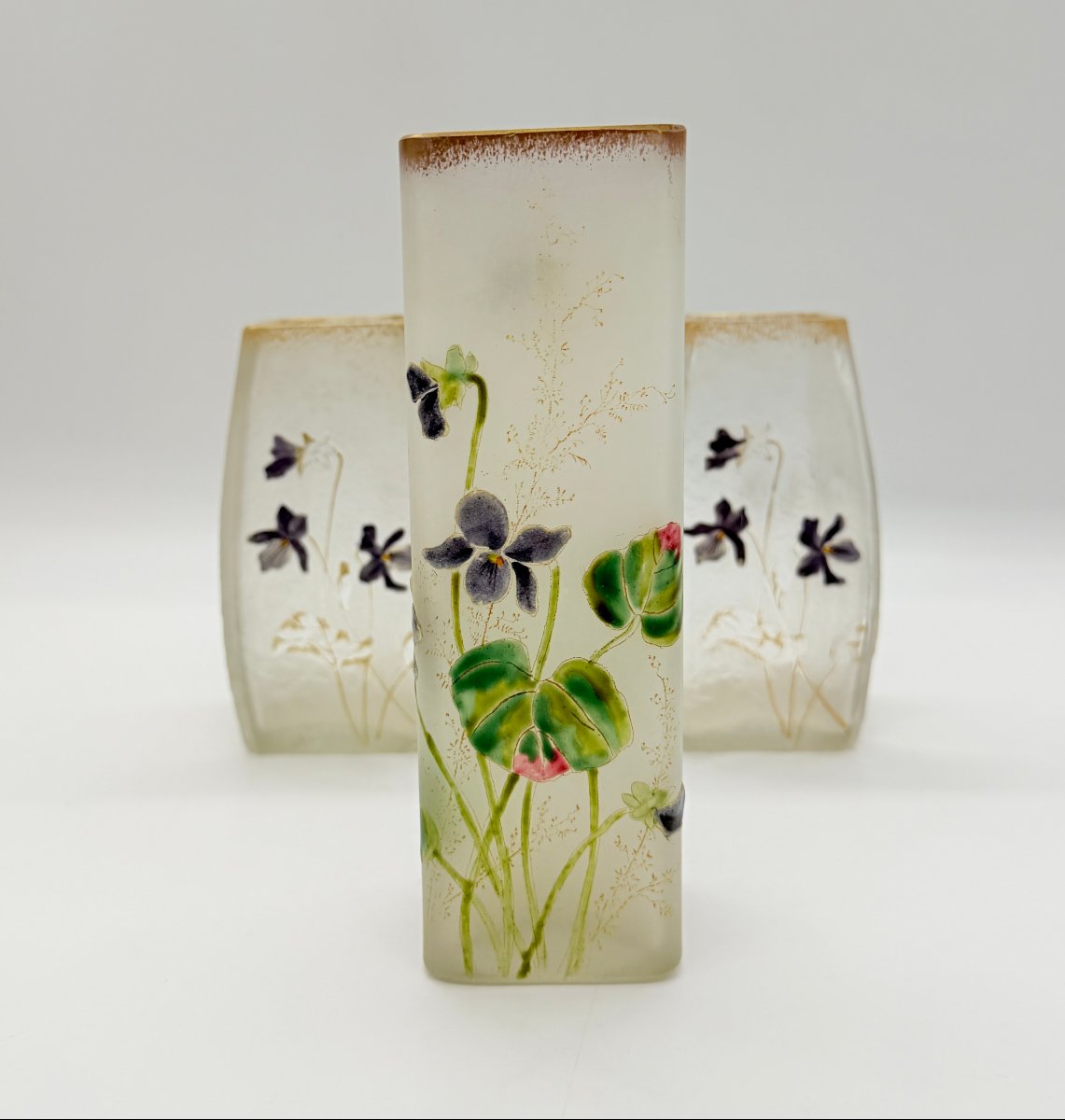 GARNITURE DE DEUX VASES MEPLAT ET UN VASE CYLINDRIQUE ART NOUVEAU À DÉCOR DE VIOLETTES, DAUM -photo-4