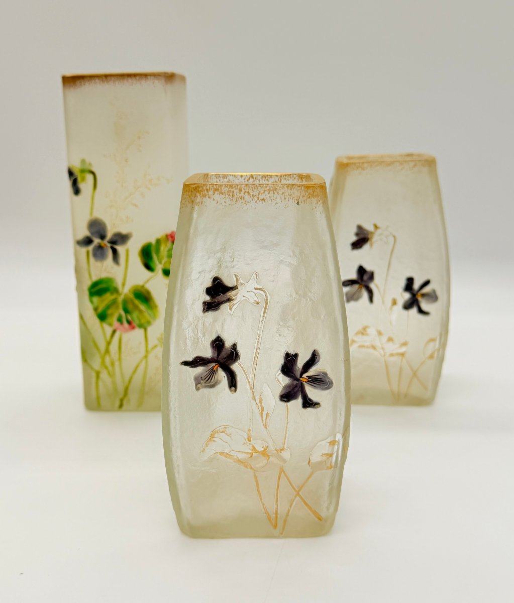 GARNITURE DE DEUX VASES MEPLAT ET UN VASE CYLINDRIQUE ART NOUVEAU À DÉCOR DE VIOLETTES, DAUM -photo-1