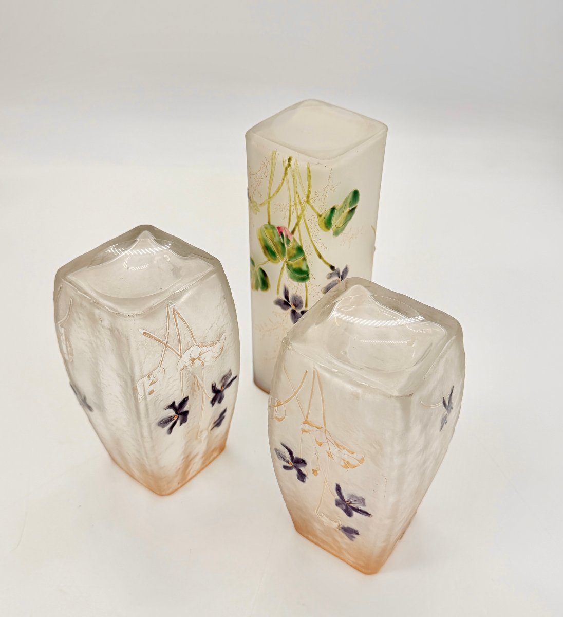 GARNITURE DE DEUX VASES MEPLAT ET UN VASE CYLINDRIQUE ART NOUVEAU À DÉCOR DE VIOLETTES, DAUM -photo-3