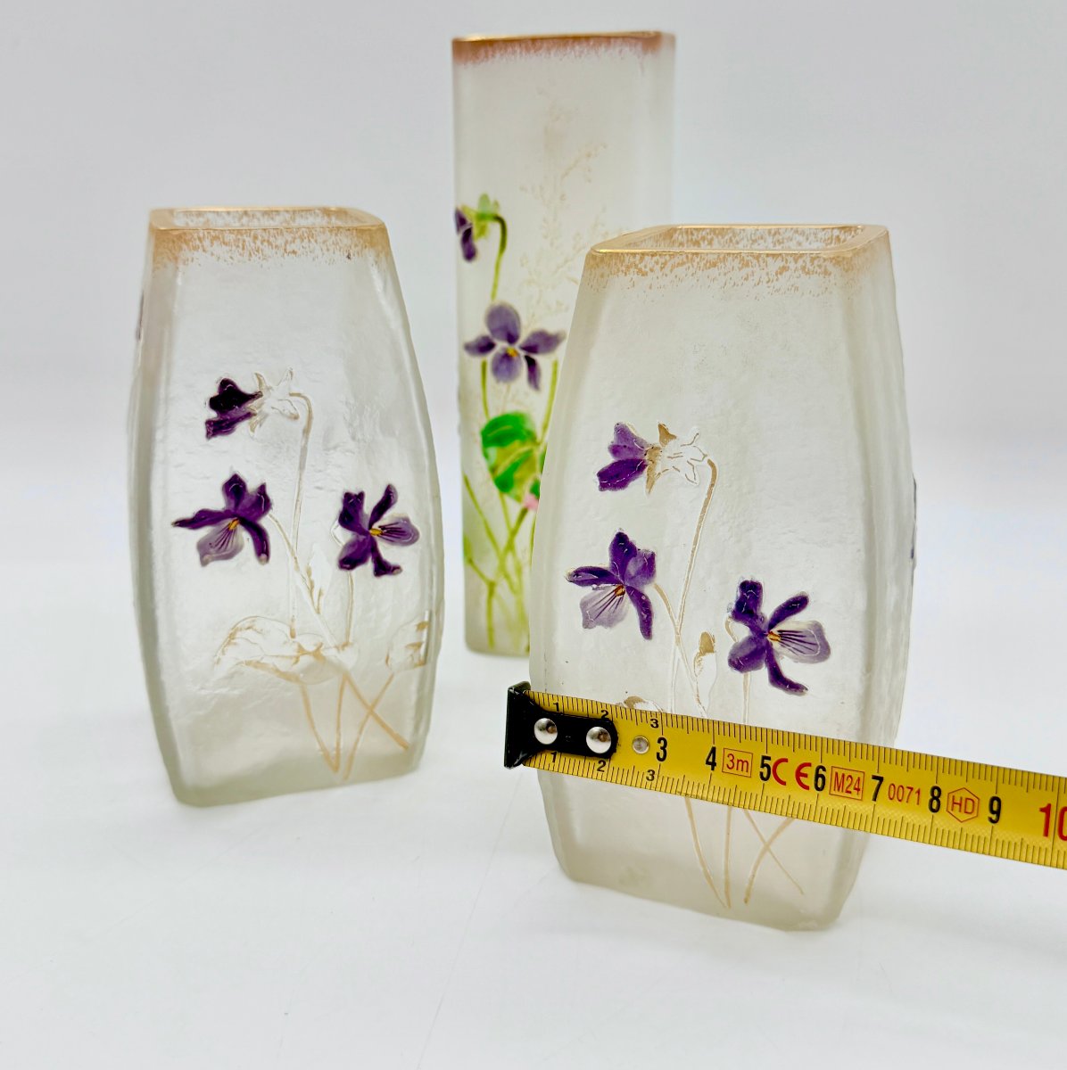GARNITURE DE DEUX VASES MEPLAT ET UN VASE CYLINDRIQUE ART NOUVEAU À DÉCOR DE VIOLETTES, DAUM -photo-6