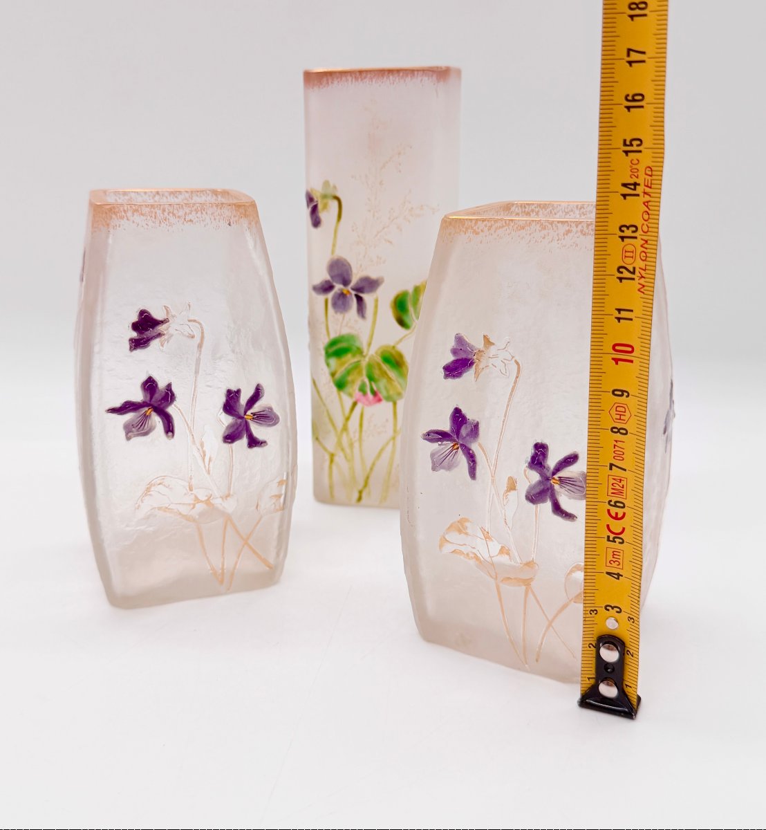 GARNITURE DE DEUX VASES MEPLAT ET UN VASE CYLINDRIQUE ART NOUVEAU À DÉCOR DE VIOLETTES, DAUM -photo-7