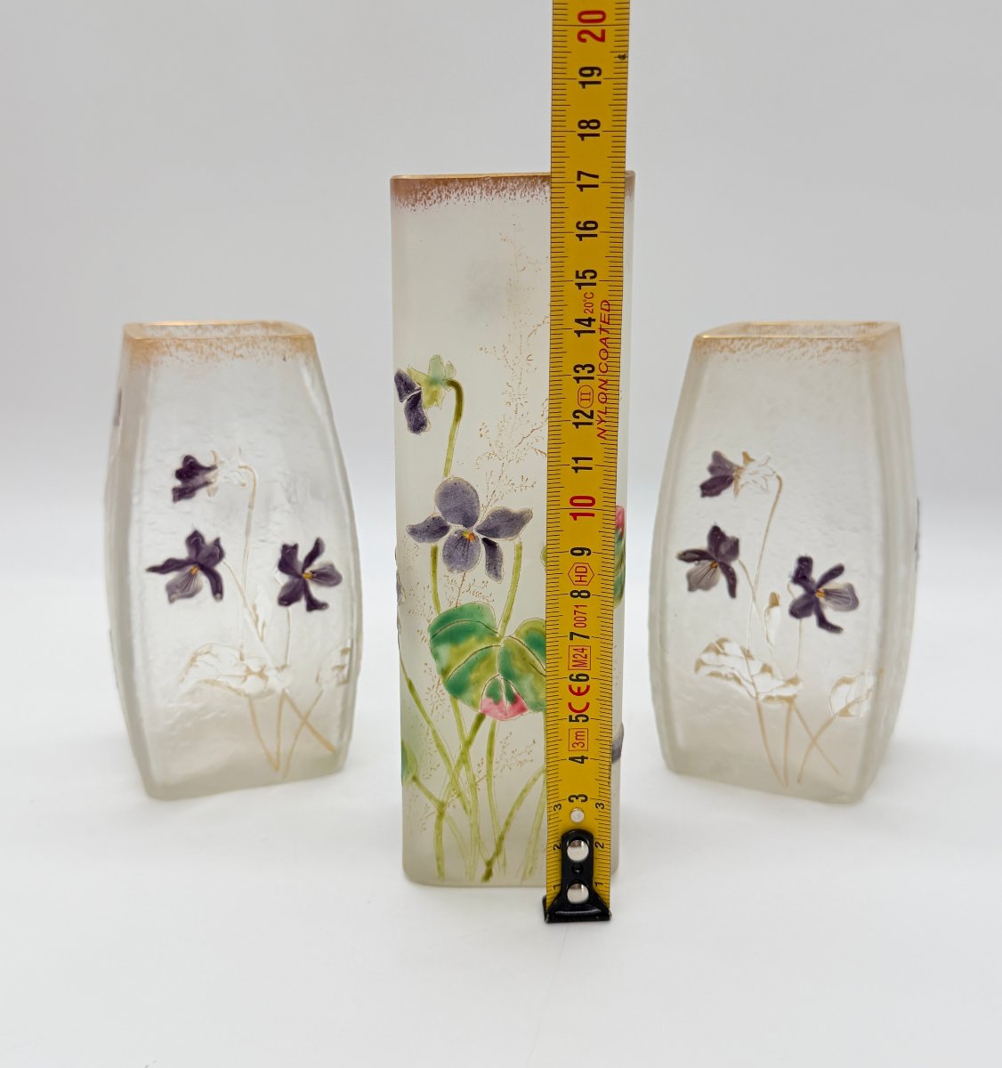 GARNITURE DE DEUX VASES MEPLAT ET UN VASE CYLINDRIQUE ART NOUVEAU À DÉCOR DE VIOLETTES, DAUM -photo-8
