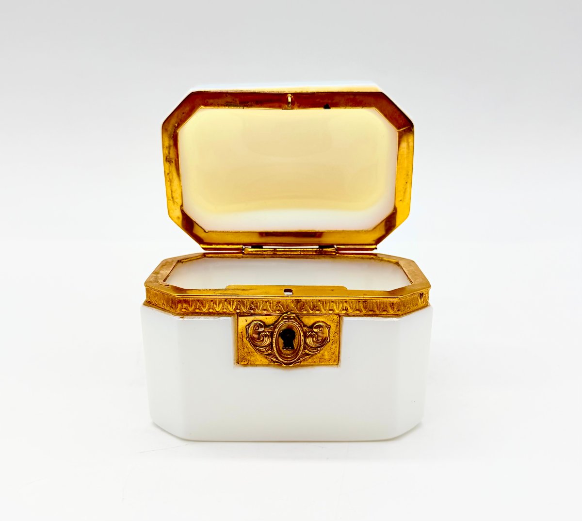 COFFRET OCTOGONAL EN OPALINE BLANCHE À MONTURE EN LAITON DORÉ, ÉPOQUE CHARLES X / RESTAURATION-photo-2