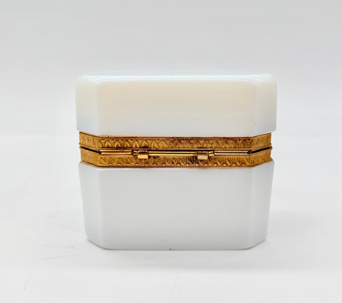 COFFRET OCTOGONAL EN OPALINE BLANCHE À MONTURE EN LAITON DORÉ, ÉPOQUE CHARLES X / RESTAURATION-photo-1