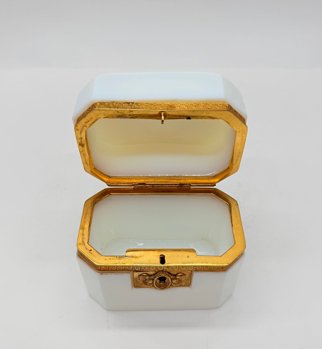 COFFRET OCTOGONAL EN OPALINE BLANCHE À MONTURE EN LAITON DORÉ, ÉPOQUE CHARLES X / RESTAURATION-photo-6