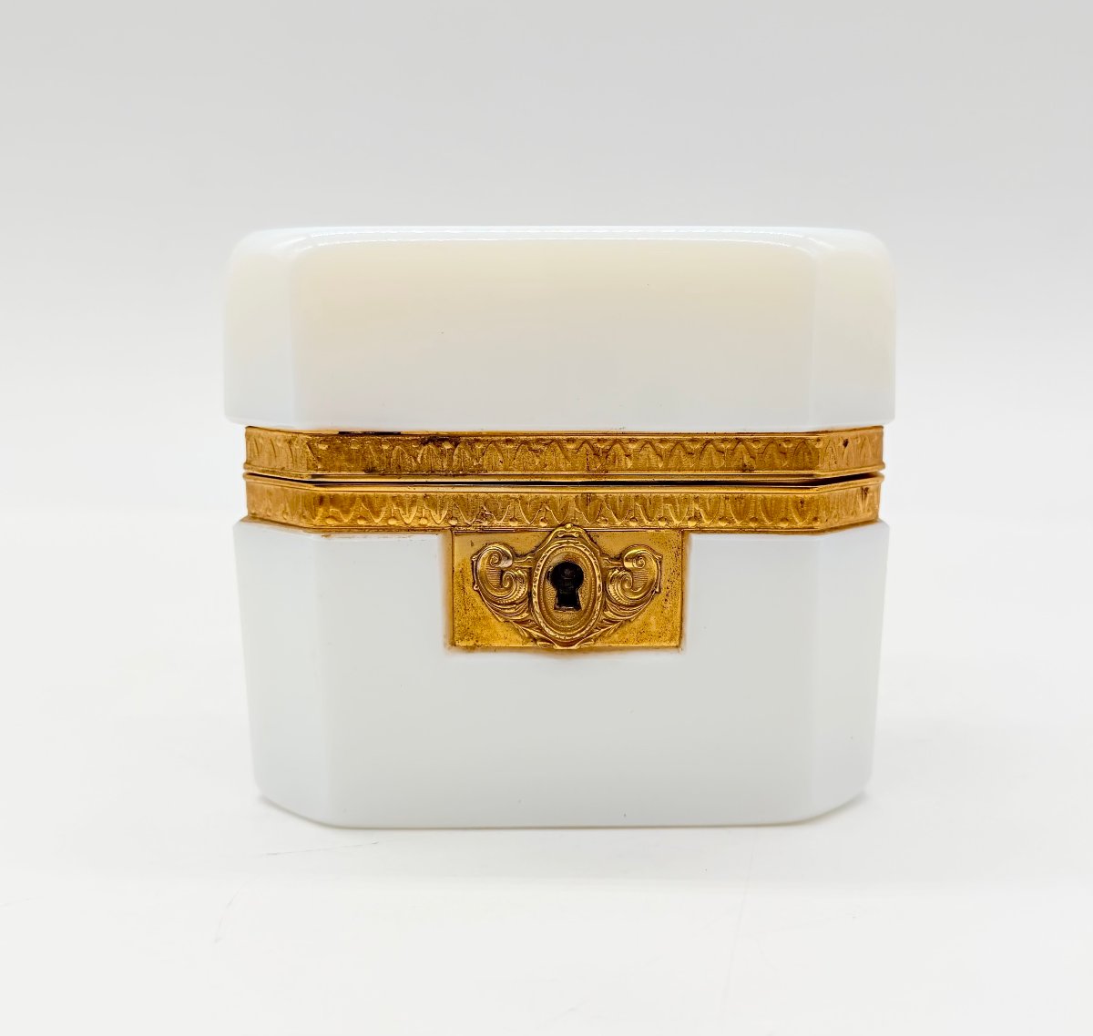 COFFRET OCTOGONAL EN OPALINE BLANCHE À MONTURE EN LAITON DORÉ, ÉPOQUE CHARLES X / RESTAURATION