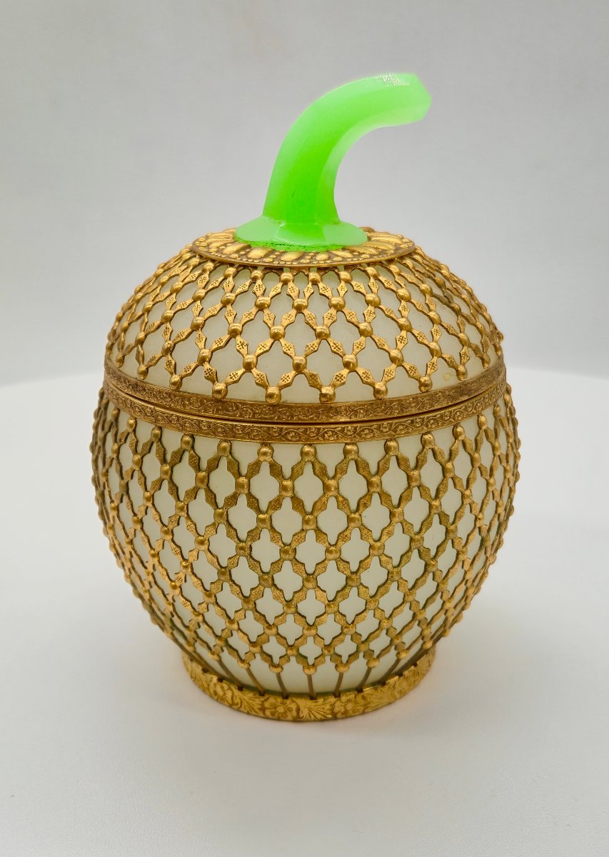 BONBONNIÈRE EN OPALINE BLANCHE À RÉSILLE DE LAITON DORÉ ET PEDONCULE EN OURALINE