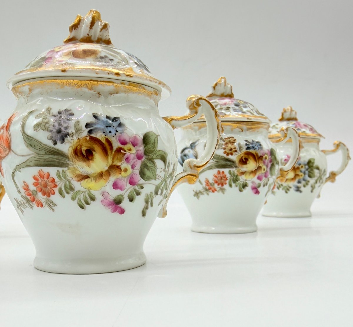 SUITE DE CINQ POTS À CRÈME EN PORCELAINE DE LIMOGES À DÉCOR FLORAL POLYCHROME ET DORURE-photo-2