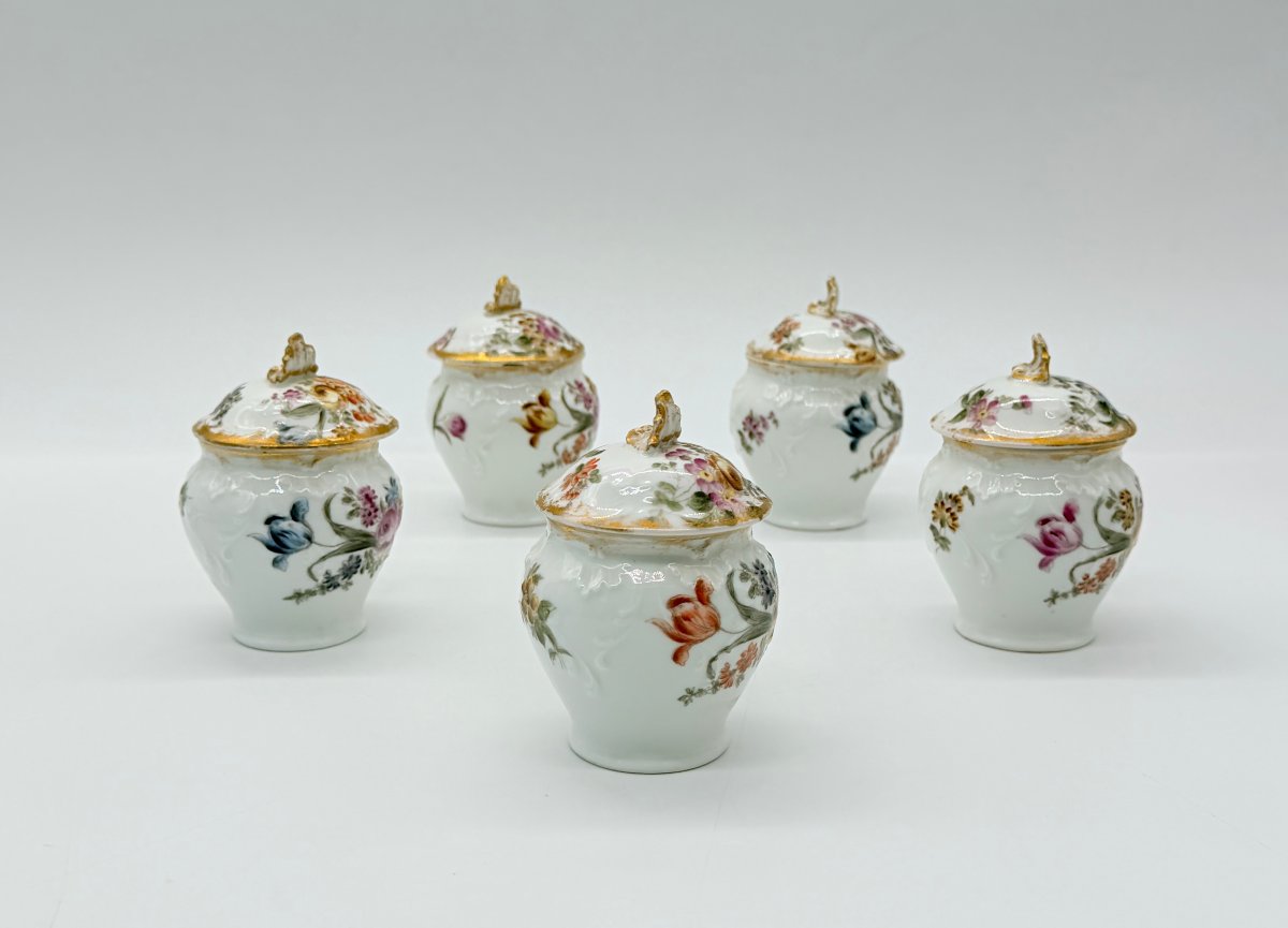 SUITE DE CINQ POTS À CRÈME EN PORCELAINE DE LIMOGES À DÉCOR FLORAL POLYCHROME ET DORURE-photo-1