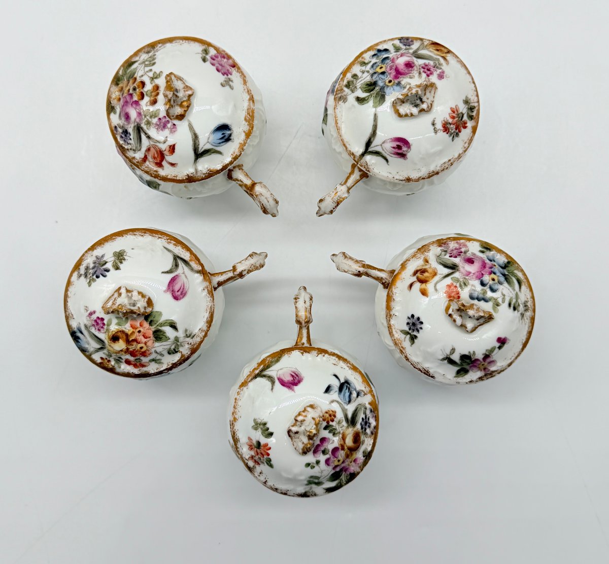 SUITE DE CINQ POTS À CRÈME EN PORCELAINE DE LIMOGES À DÉCOR FLORAL POLYCHROME ET DORURE-photo-2