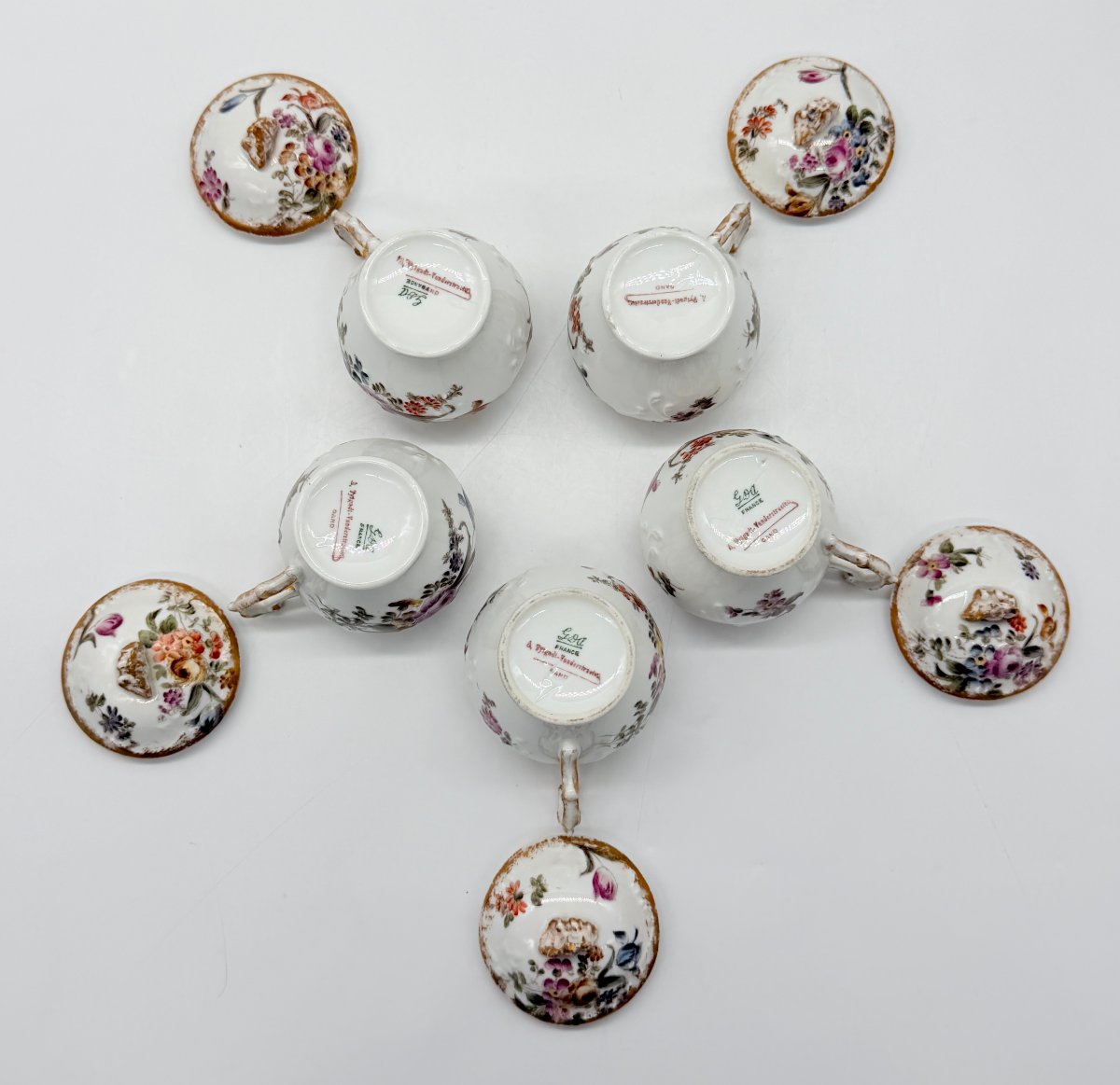 SUITE DE CINQ POTS À CRÈME EN PORCELAINE DE LIMOGES À DÉCOR FLORAL POLYCHROME ET DORURE-photo-4