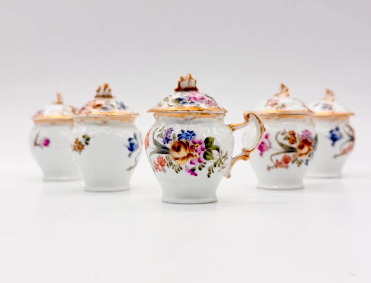 SUITE DE CINQ POTS À CRÈME EN PORCELAINE DE LIMOGES À DÉCOR FLORAL POLYCHROME ET DORURE-photo-6