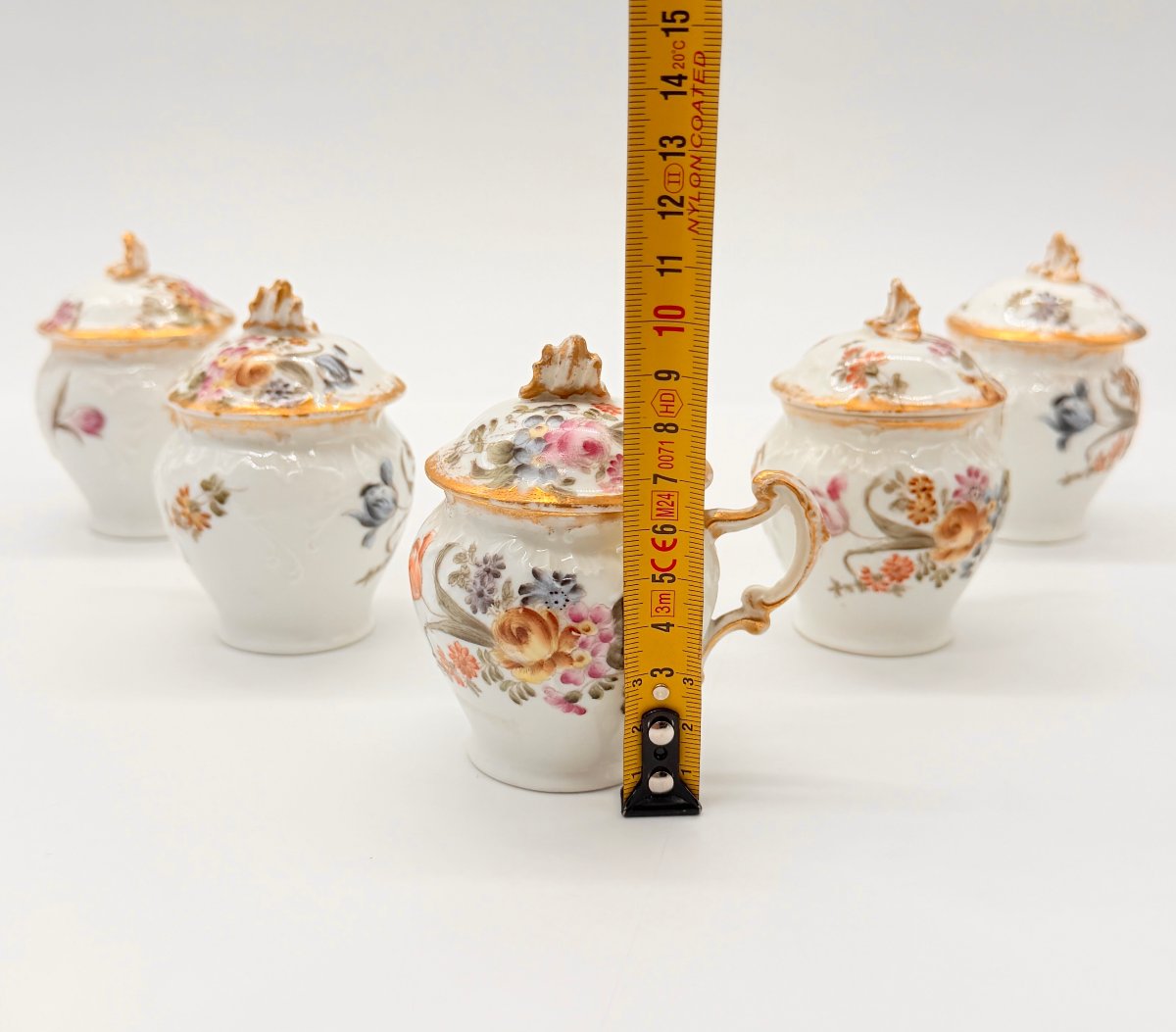 SUITE DE CINQ POTS À CRÈME EN PORCELAINE DE LIMOGES À DÉCOR FLORAL POLYCHROME ET DORURE-photo-7