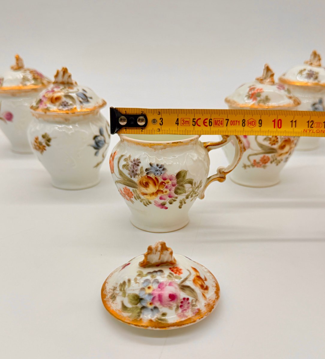SUITE DE CINQ POTS À CRÈME EN PORCELAINE DE LIMOGES À DÉCOR FLORAL POLYCHROME ET DORURE-photo-8