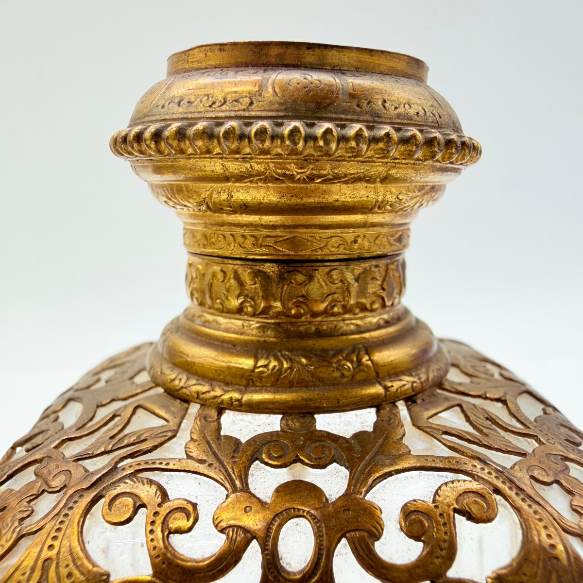 PAIRE DE FLACONS À PARFUM CARRÉS EN CRISTAL TAILLÉ À MONTURE FILIGRANÉE ET SOUVENIRS DE PARIS,-photo-2