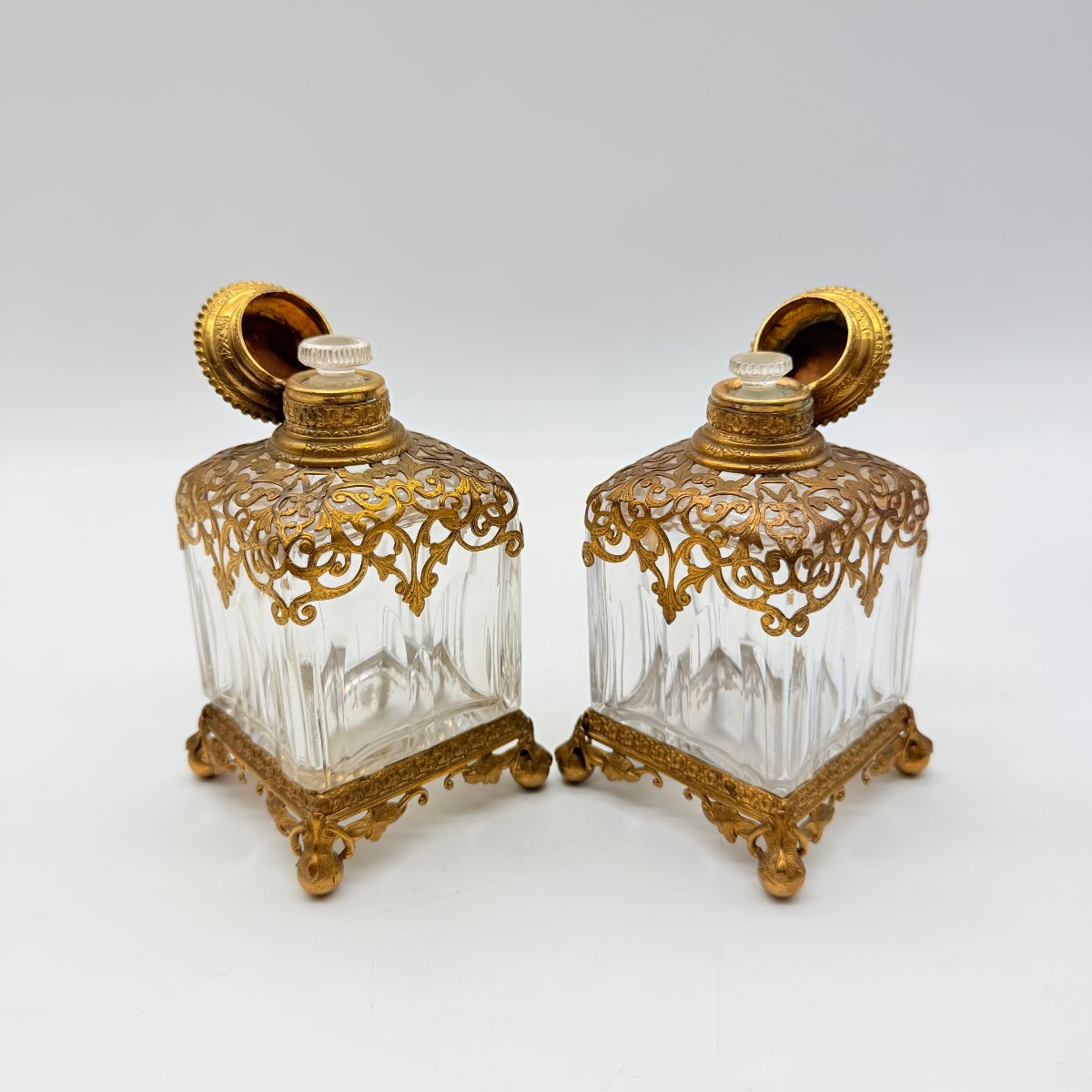 PAIRE DE FLACONS À PARFUM CARRÉS EN CRISTAL TAILLÉ À MONTURE FILIGRANÉE ET SOUVENIRS DE PARIS,-photo-3