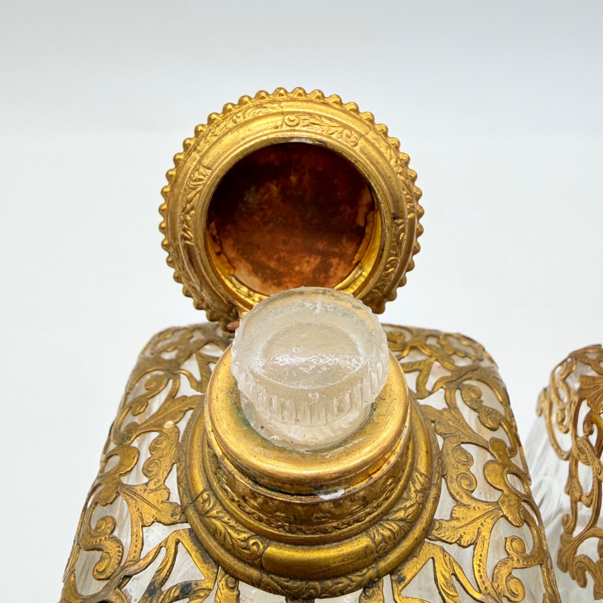 PAIRE DE FLACONS À PARFUM CARRÉS EN CRISTAL TAILLÉ À MONTURE FILIGRANÉE ET SOUVENIRS DE PARIS,-photo-3