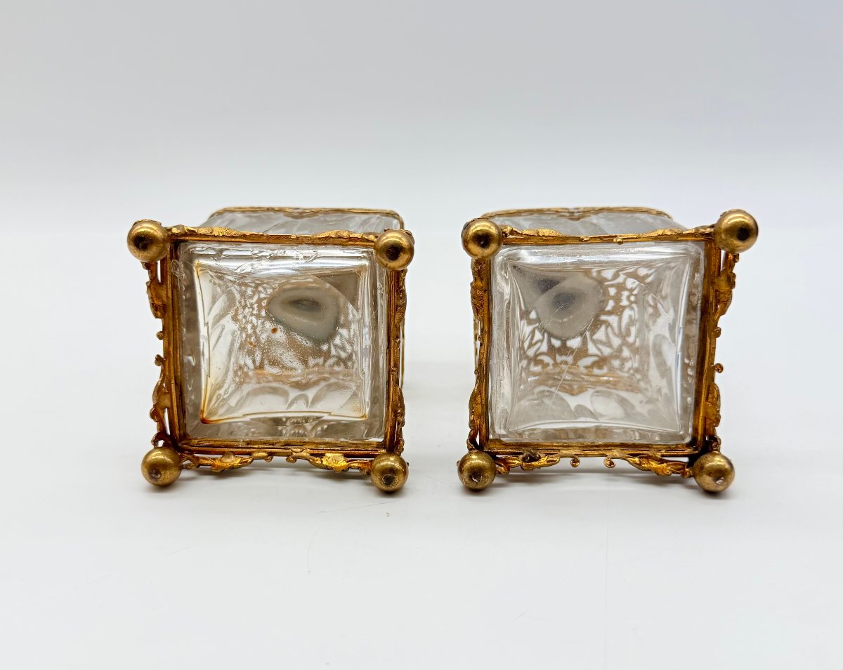 PAIRE DE FLACONS À PARFUM CARRÉS EN CRISTAL TAILLÉ À MONTURE FILIGRANÉE ET SOUVENIRS DE PARIS,-photo-6