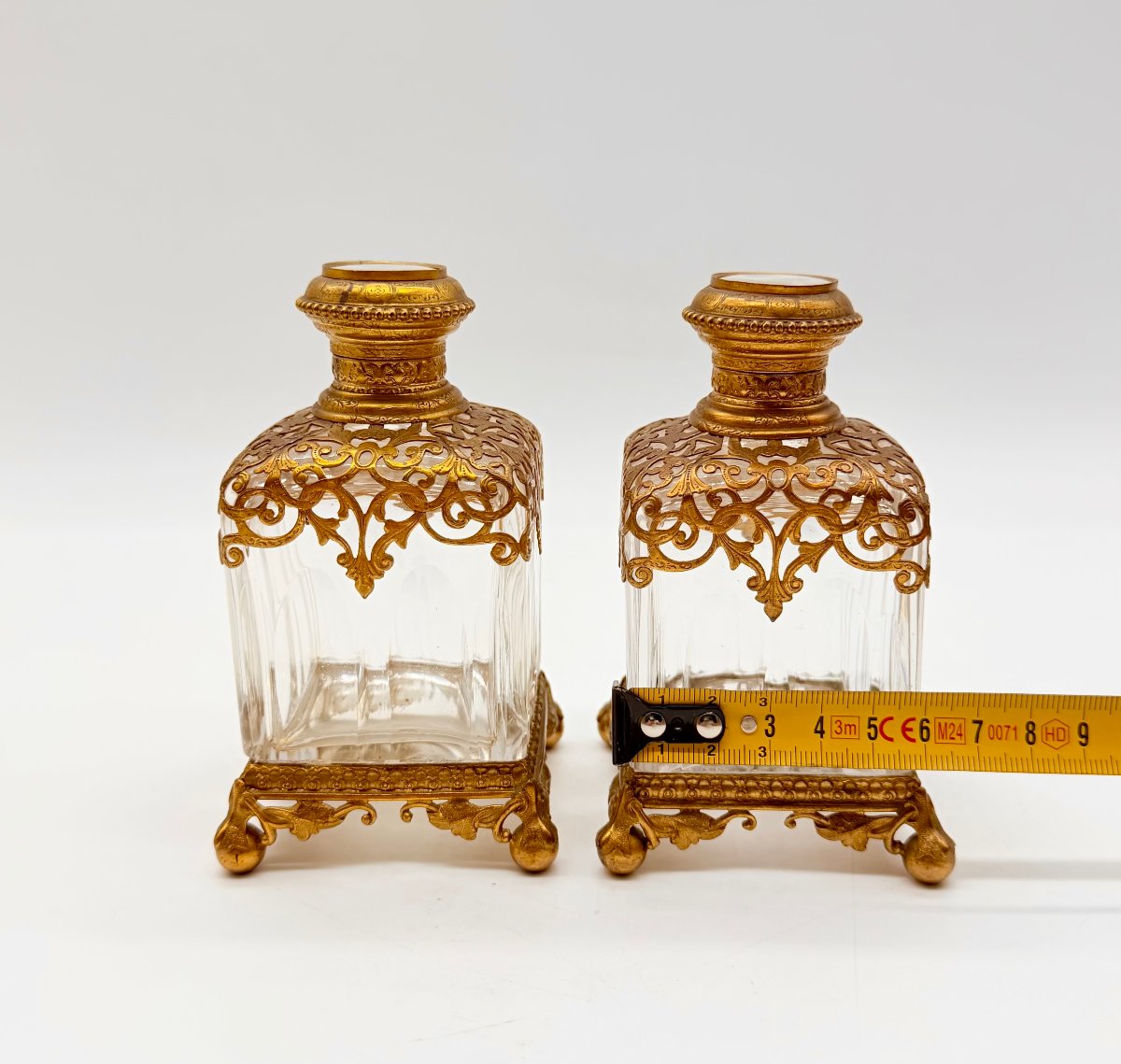 PAIRE DE FLACONS À PARFUM CARRÉS EN CRISTAL TAILLÉ À MONTURE FILIGRANÉE ET SOUVENIRS DE PARIS,-photo-8