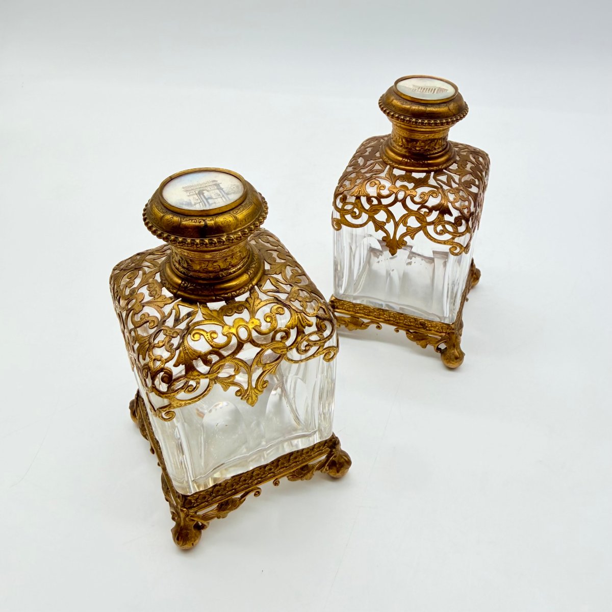 PAIRE DE FLACONS À PARFUM CARRÉS EN CRISTAL TAILLÉ À MONTURE FILIGRANÉE ET SOUVENIRS DE PARIS,