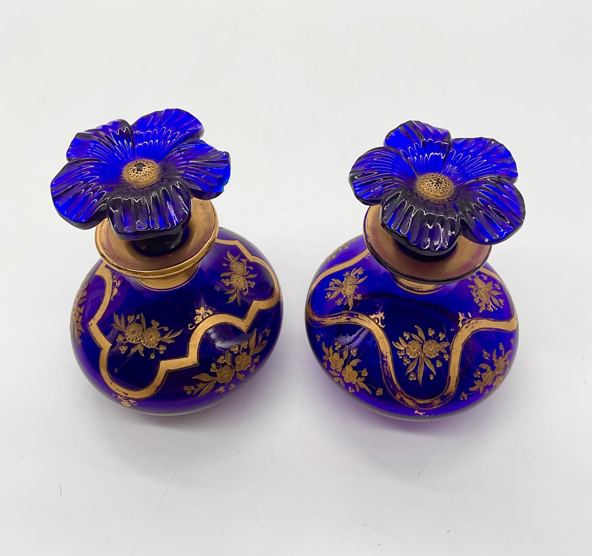 PAIRE DE FLACONS À PARFUM EN CRISTAL BLEU COBALT À DÉCOR FLORAL DORÉ ET BOUCHONS EN FLEUR-photo-2