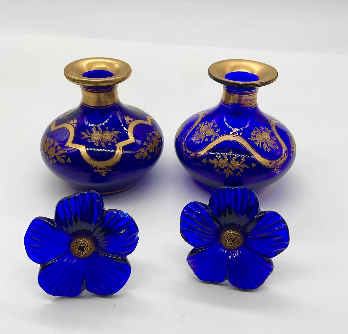 PAIRE DE FLACONS À PARFUM EN CRISTAL BLEU COBALT À DÉCOR FLORAL DORÉ ET BOUCHONS EN FLEUR-photo-3