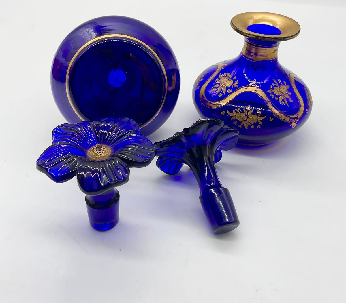 PAIRE DE FLACONS À PARFUM EN CRISTAL BLEU COBALT À DÉCOR FLORAL DORÉ ET BOUCHONS EN FLEUR-photo-1