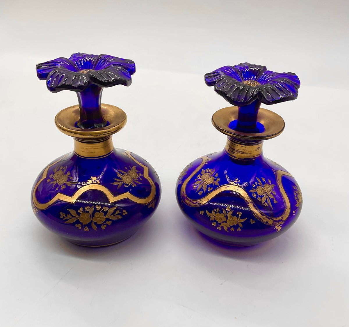 PAIRE DE FLACONS À PARFUM EN CRISTAL BLEU COBALT À DÉCOR FLORAL DORÉ ET BOUCHONS EN FLEUR-photo-2
