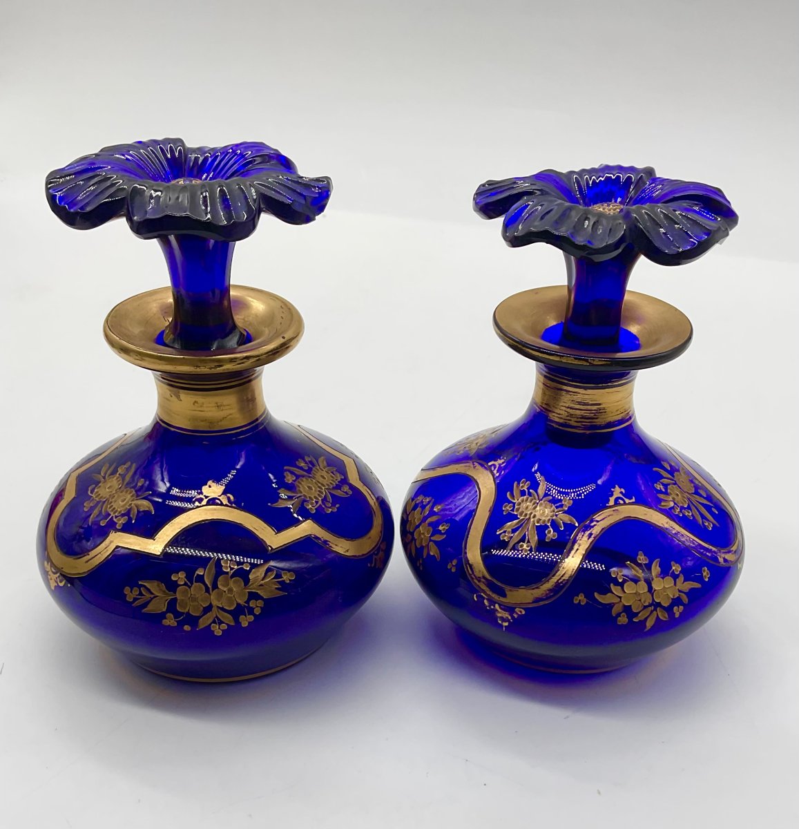 PAIRE DE FLACONS À PARFUM EN CRISTAL BLEU COBALT À DÉCOR FLORAL DORÉ ET BOUCHONS EN FLEUR-photo-3