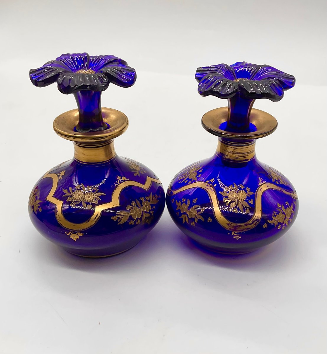 PAIRE DE FLACONS À PARFUM EN CRISTAL BLEU COBALT À DÉCOR FLORAL DORÉ ET BOUCHONS EN FLEUR-photo-4
