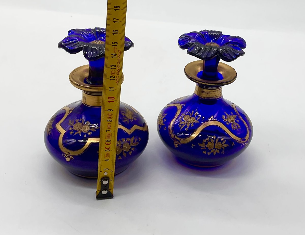 PAIRE DE FLACONS À PARFUM EN CRISTAL BLEU COBALT À DÉCOR FLORAL DORÉ ET BOUCHONS EN FLEUR-photo-6