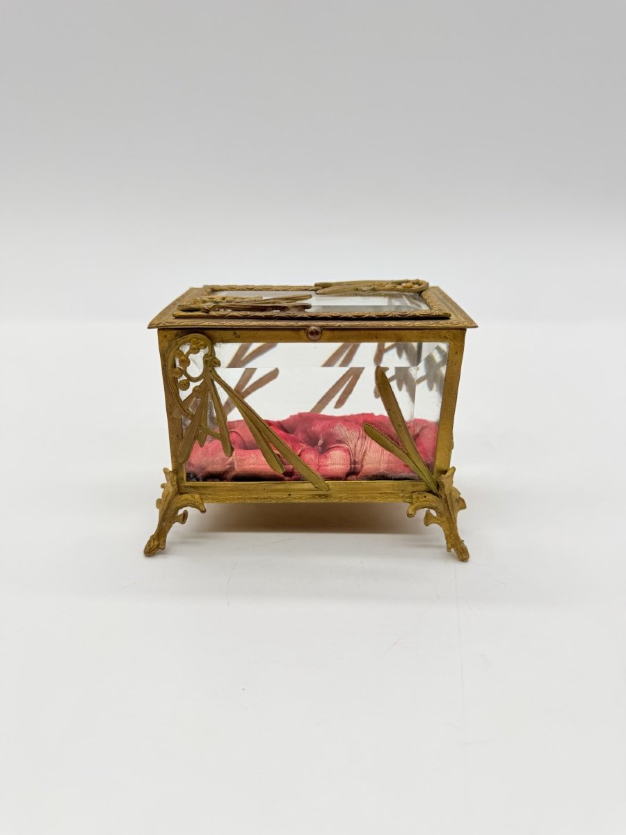 COFFRET À BIJOUX RECTANGULAIRE ART NOUVEAU EN LAITON DORÉ ET VERRE BISEAUTÉ, VERS 1900