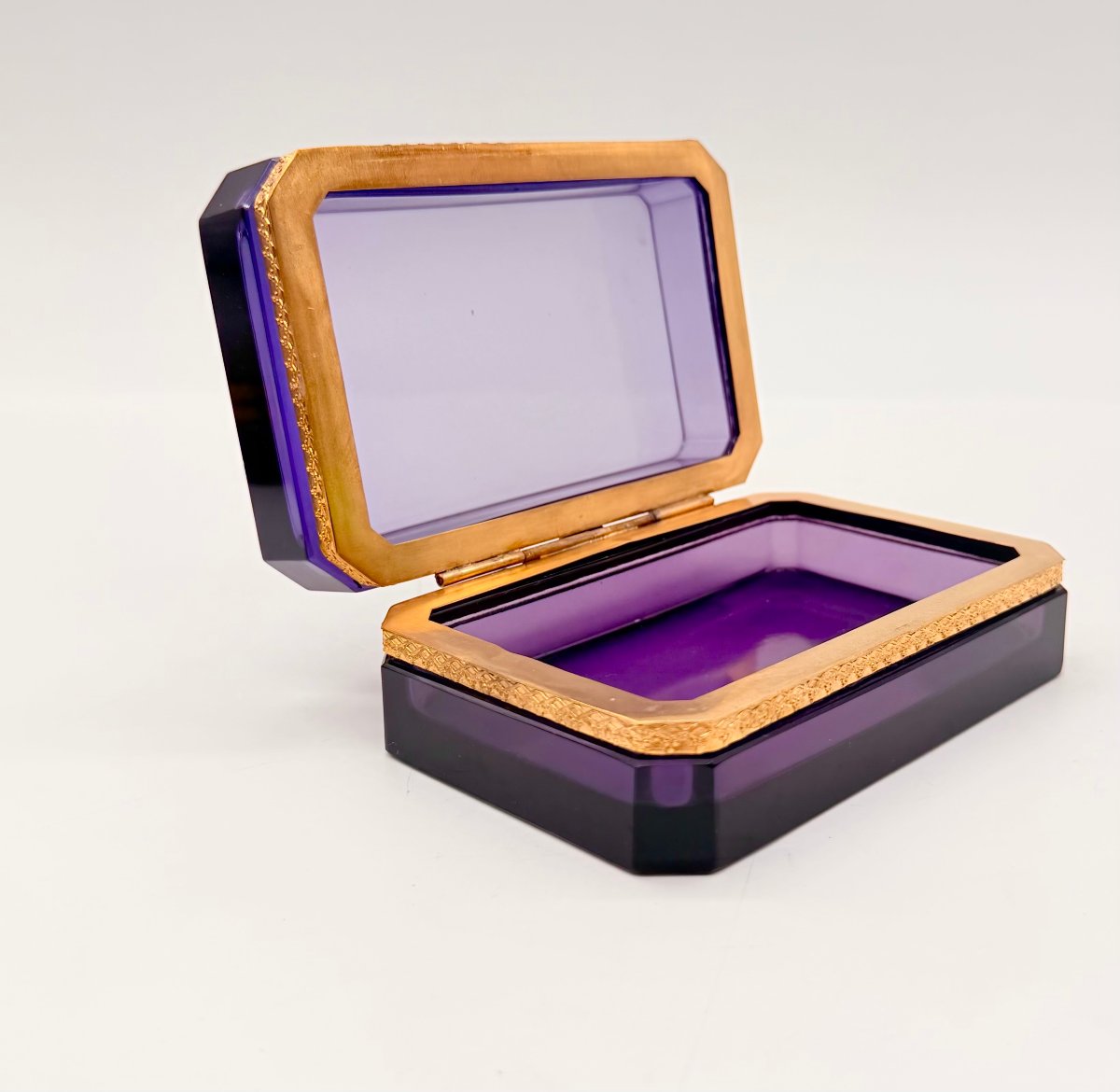 French 19th-century Amethyst Cut Glass Trinket Box-photo-4