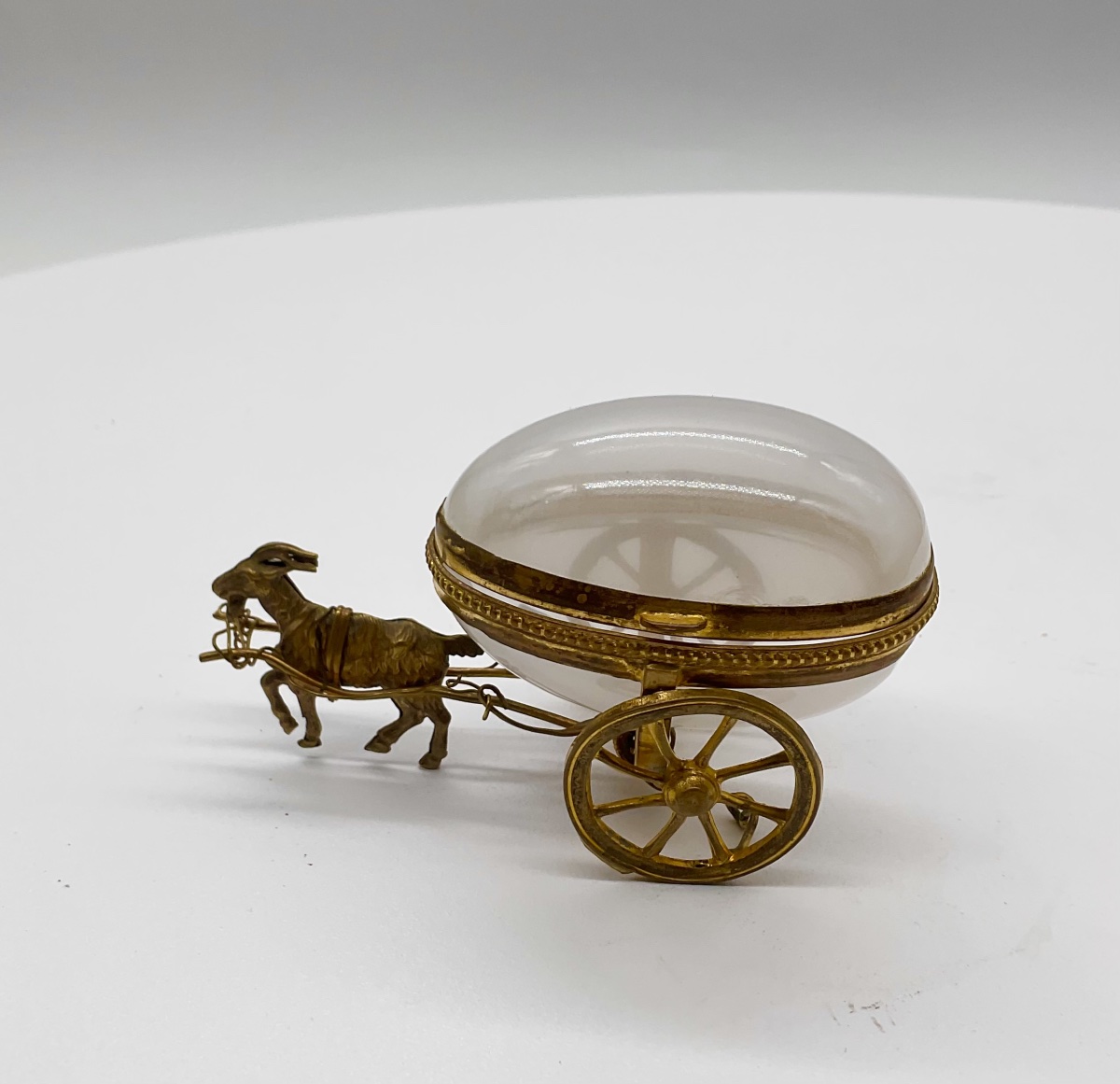Coffret  en  « Bulle de savon » opaline, en forme d'œuf, de style « Carriage »-photo-1