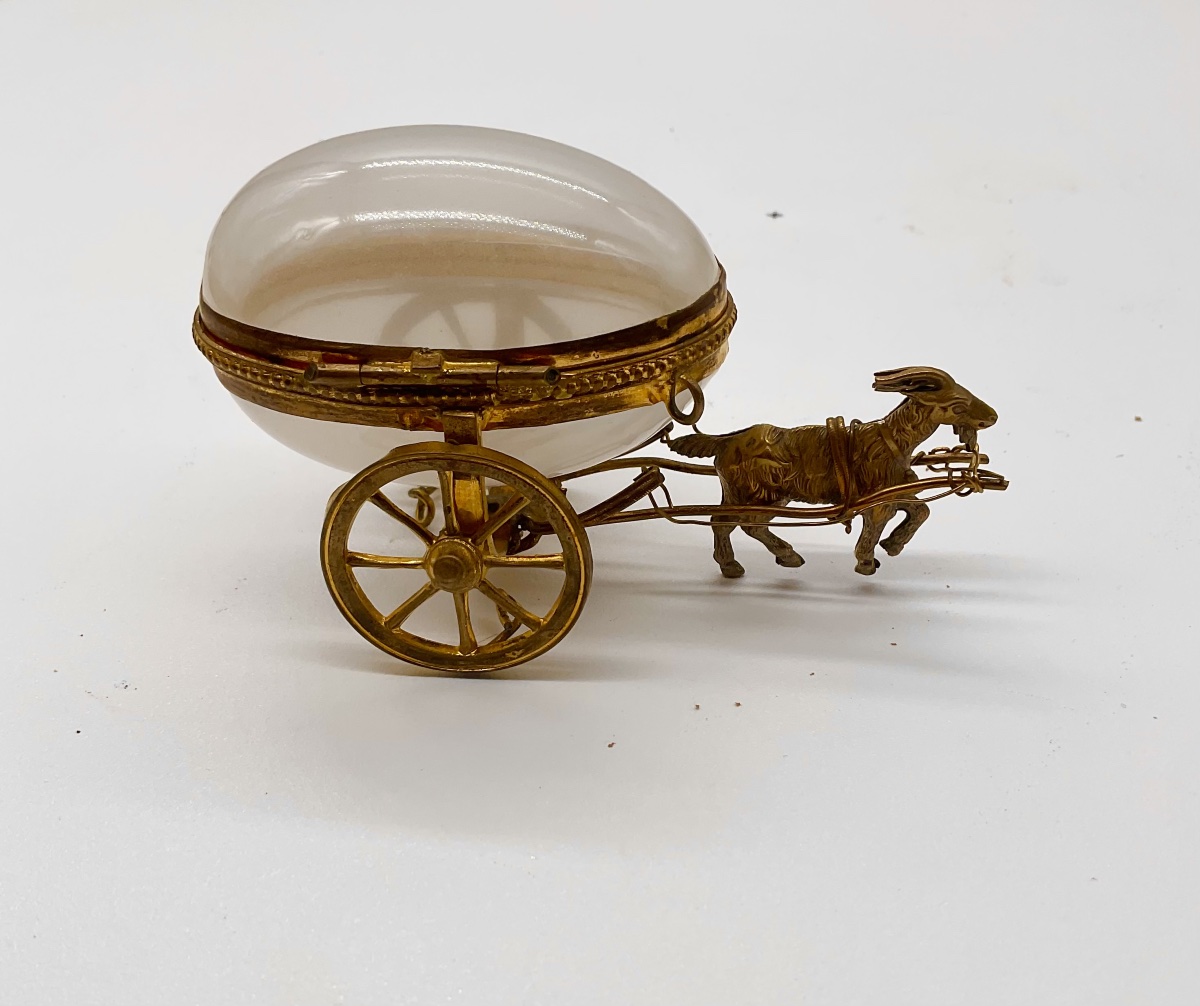 Coffret  en  « Bulle de savon » opaline, en forme d'œuf, de style « Carriage »