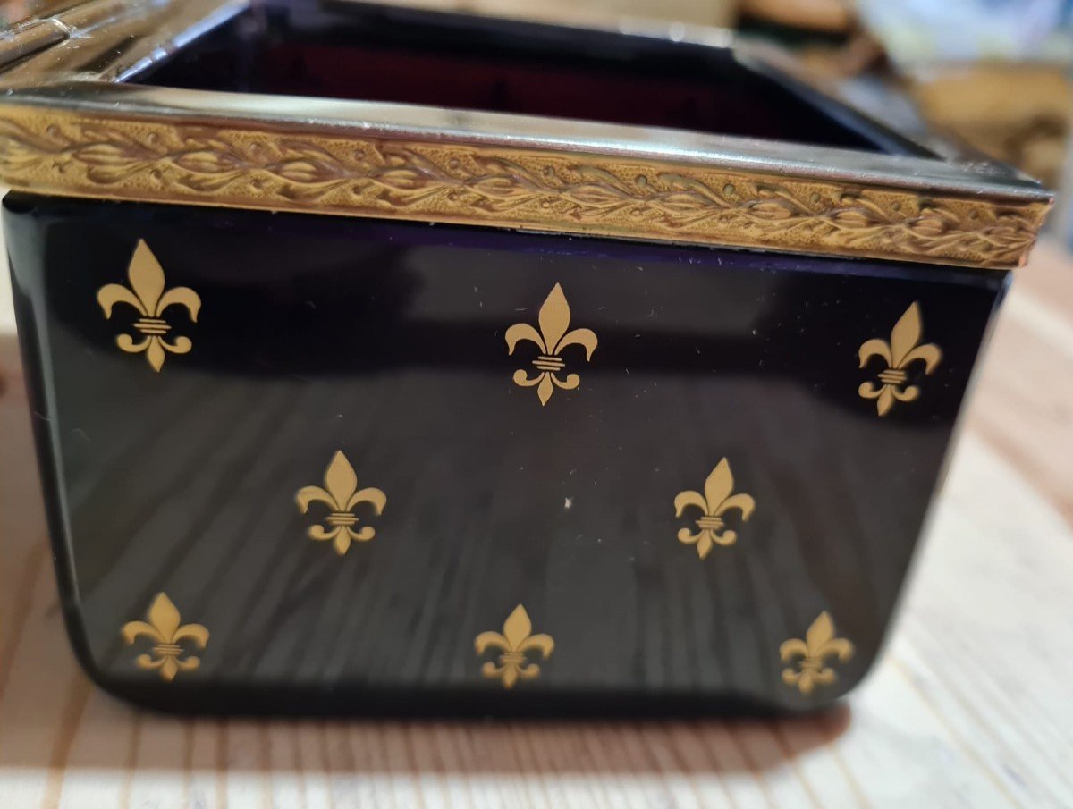 Coffret En Verre De Bohême Antique De Couleur Violet Foncé Avec Décor De Lys Français Doré-photo-7