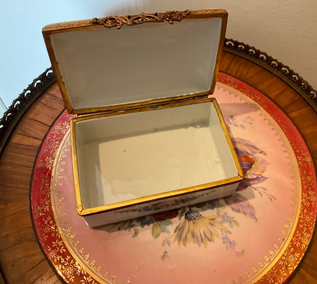 Limoges Flower Decor Oven Porcelain Box, Signed And Marked Limoges Box-photo-4