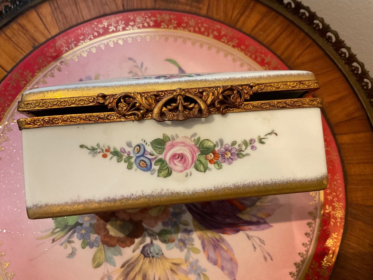 Limoges Flower Decor Oven Porcelain Box, Signed And Marked Limoges Box-photo-1