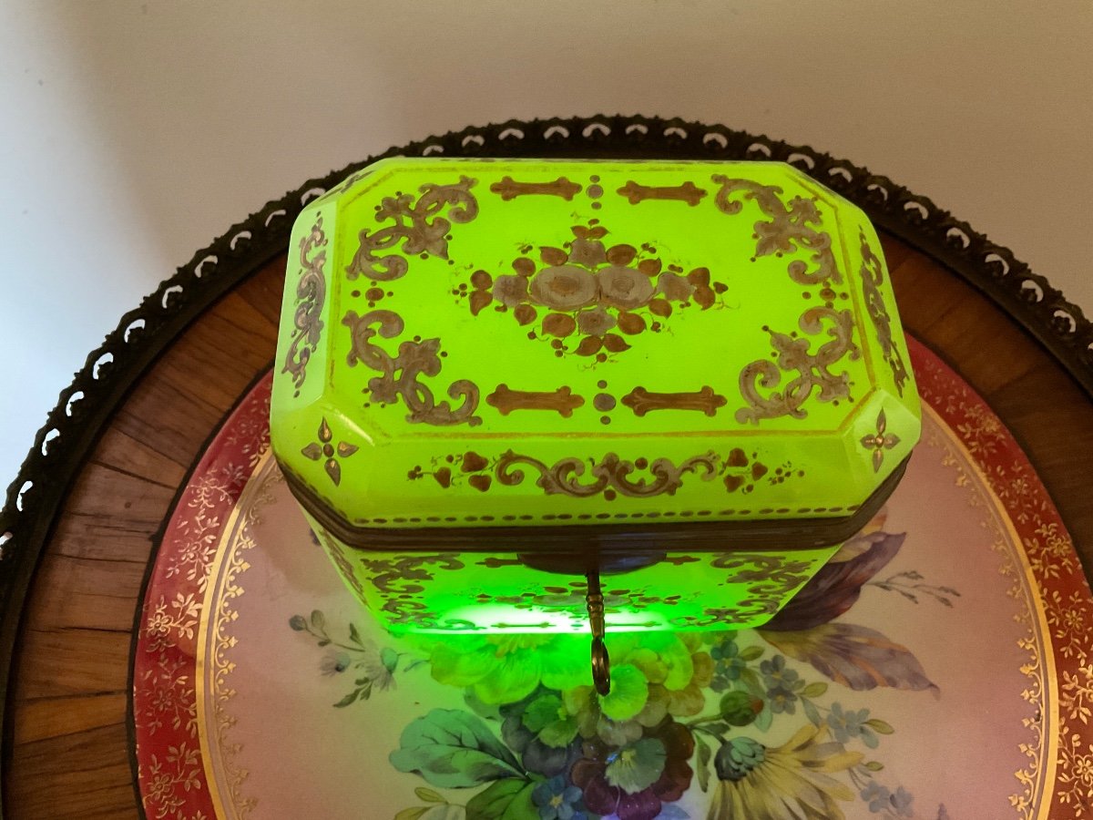 Magnificent Barfatan Opaline Glass Box In Alabaster XIX Century For The Ottoman Market-photo-3