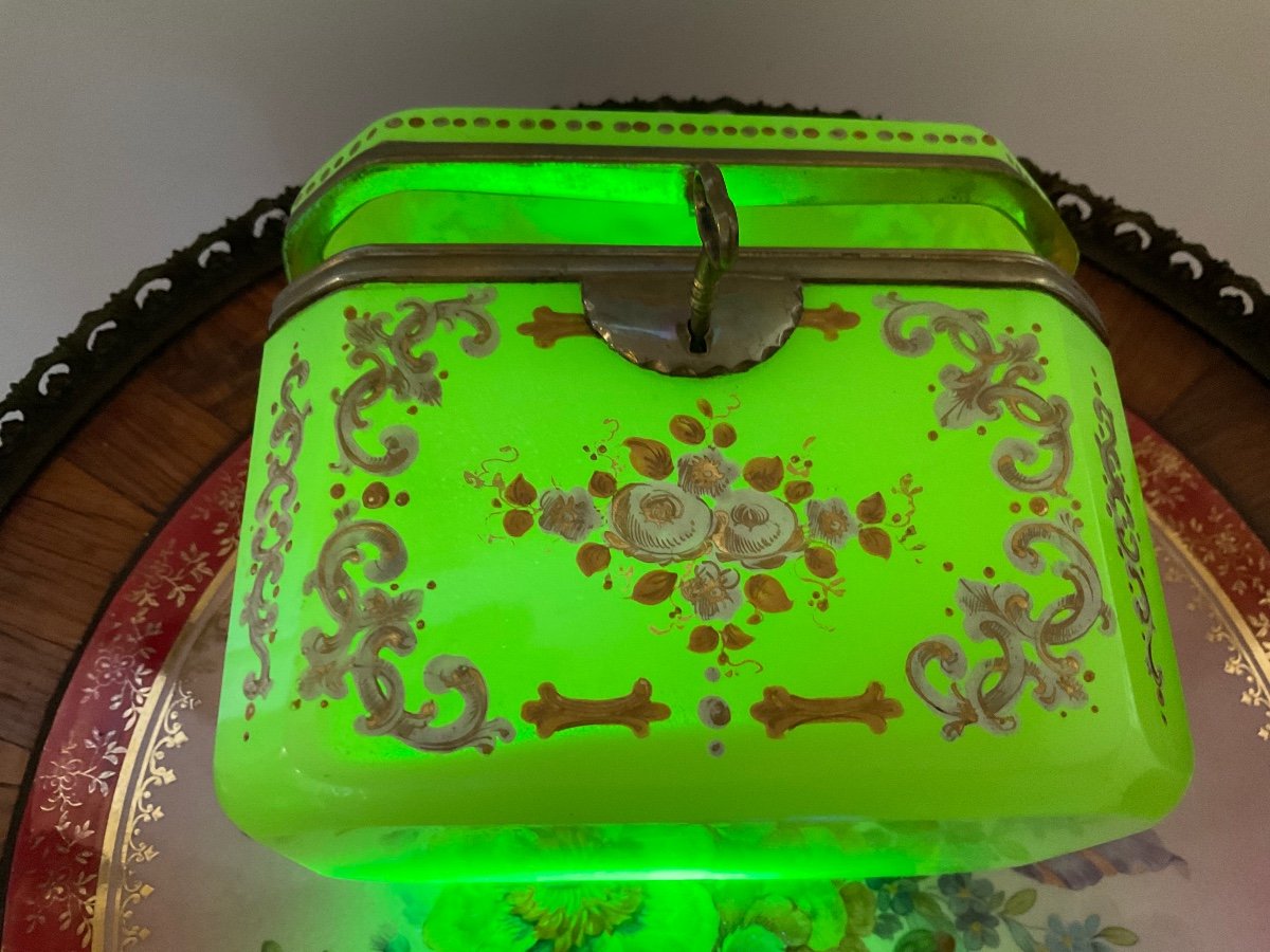 Magnificent Barfatan Opaline Glass Box In Alabaster XIX Century For The Ottoman Market-photo-4