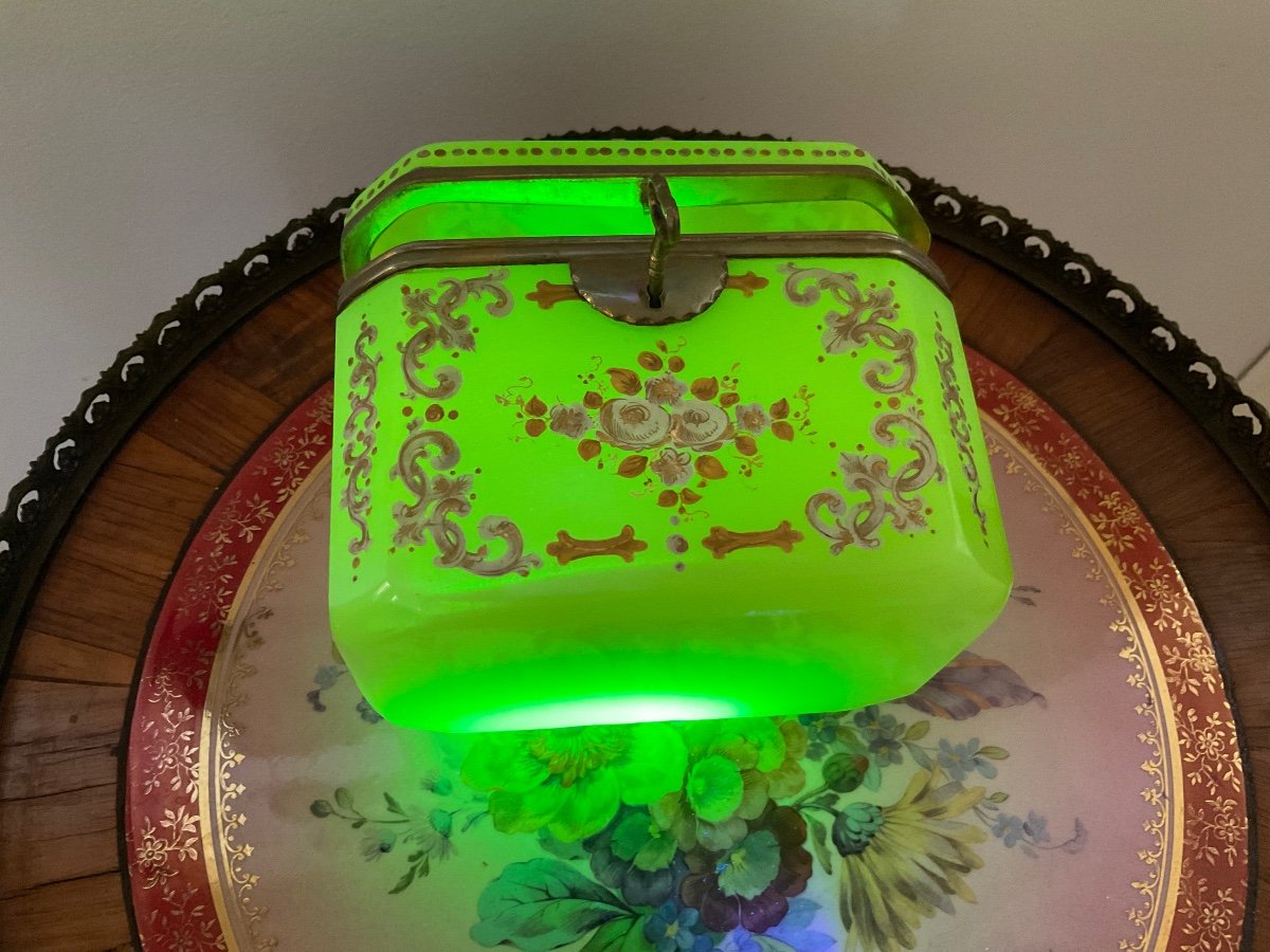 Magnificent Barfatan Opaline Glass Box In Alabaster XIX Century For The Ottoman Market-photo-1