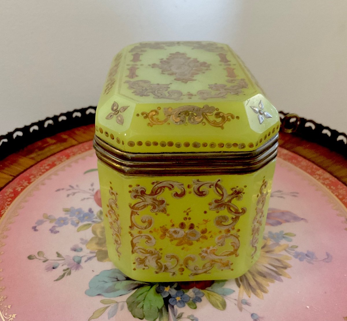 Magnificent Barfatan Opaline Glass Box In Alabaster XIX Century For The Ottoman Market-photo-6